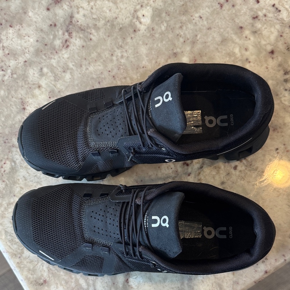 On Running Cloud 5 Black Athletic Shoes - Picture 2 of 6